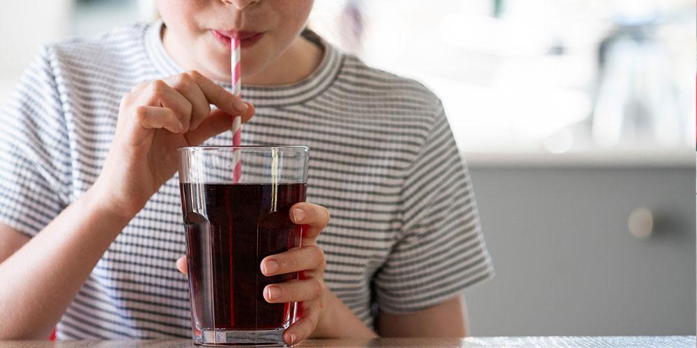 El exceso de bebidas azucaradas puede ser un factor de riesgo del cáncer de colon